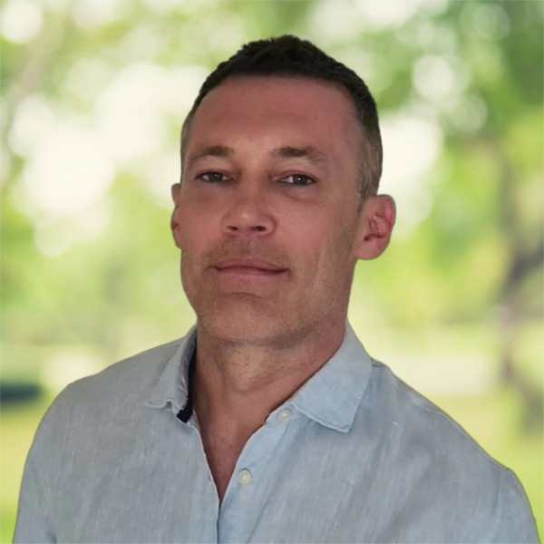 Dean, native British English coach